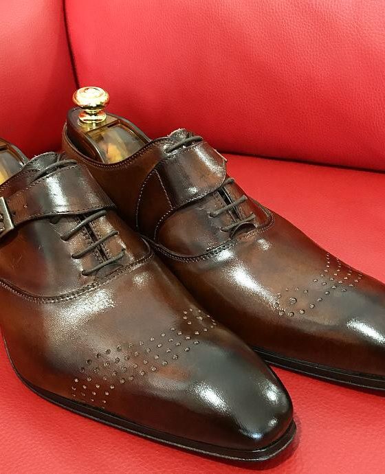 Formal zone buckle and laces shoes